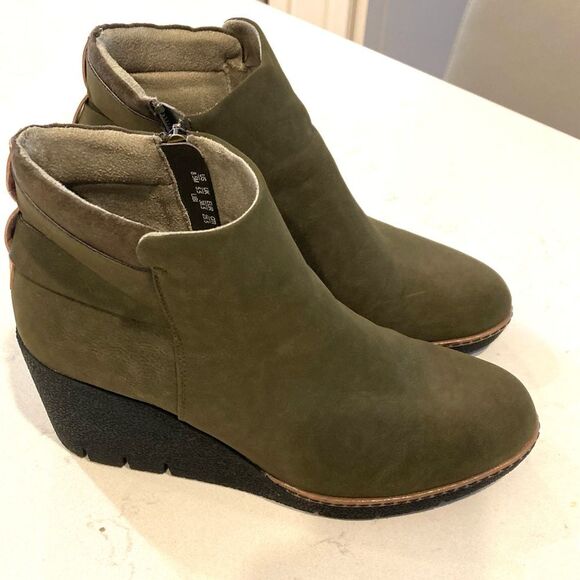 Dr. Scholl's Libi Olive Green Faux Suede Kitten Wedge Comfy Booties size 8.5 - Picture 4 of 6